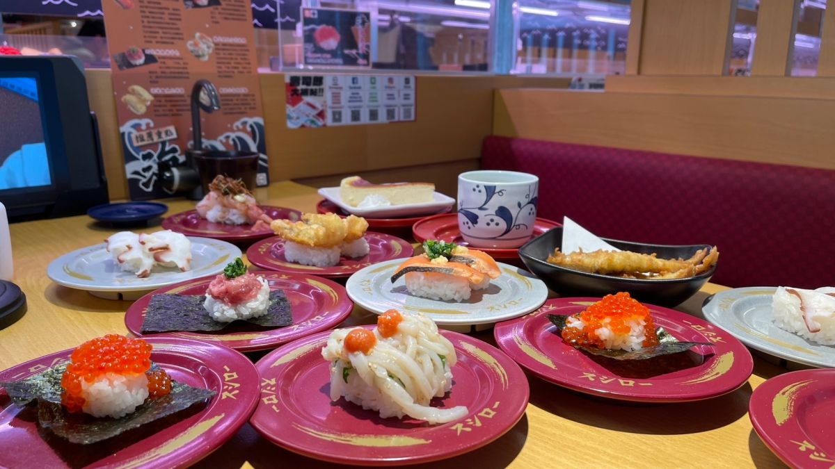 ▲台灣壽司郎40週年將回歸「大感蟹祭」，人氣「水煮松葉蟹」砍半價只要40元、鮭魚每貫20元，超狂請客回饋、聯名《間諜家家酒》安妮亞週邊最後一波、下午茶隱藏優惠一次整理。（圖／壽司郎提供）