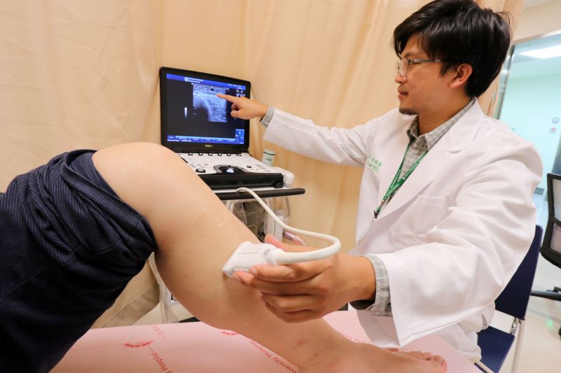 ▲醫師透過超音波檢查患者下肢血管健康狀況，找出真正病因。(圖／醫院提供2023.2.23)