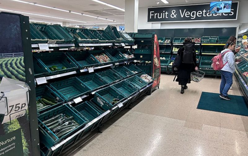 ▲英國社群平台近來瘋傳多張超市內蔬果貨架空空如也的照片。（圖／翻攝自Bloomberg）