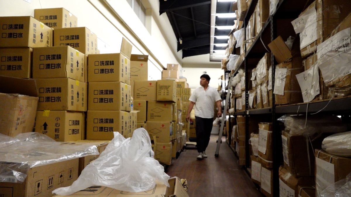 ▲南部最大飯店備品業者《5星級飯店用品》總經理廖偉盛憂心草案衝擊公司庫存。（圖／記者康仲誠攝）