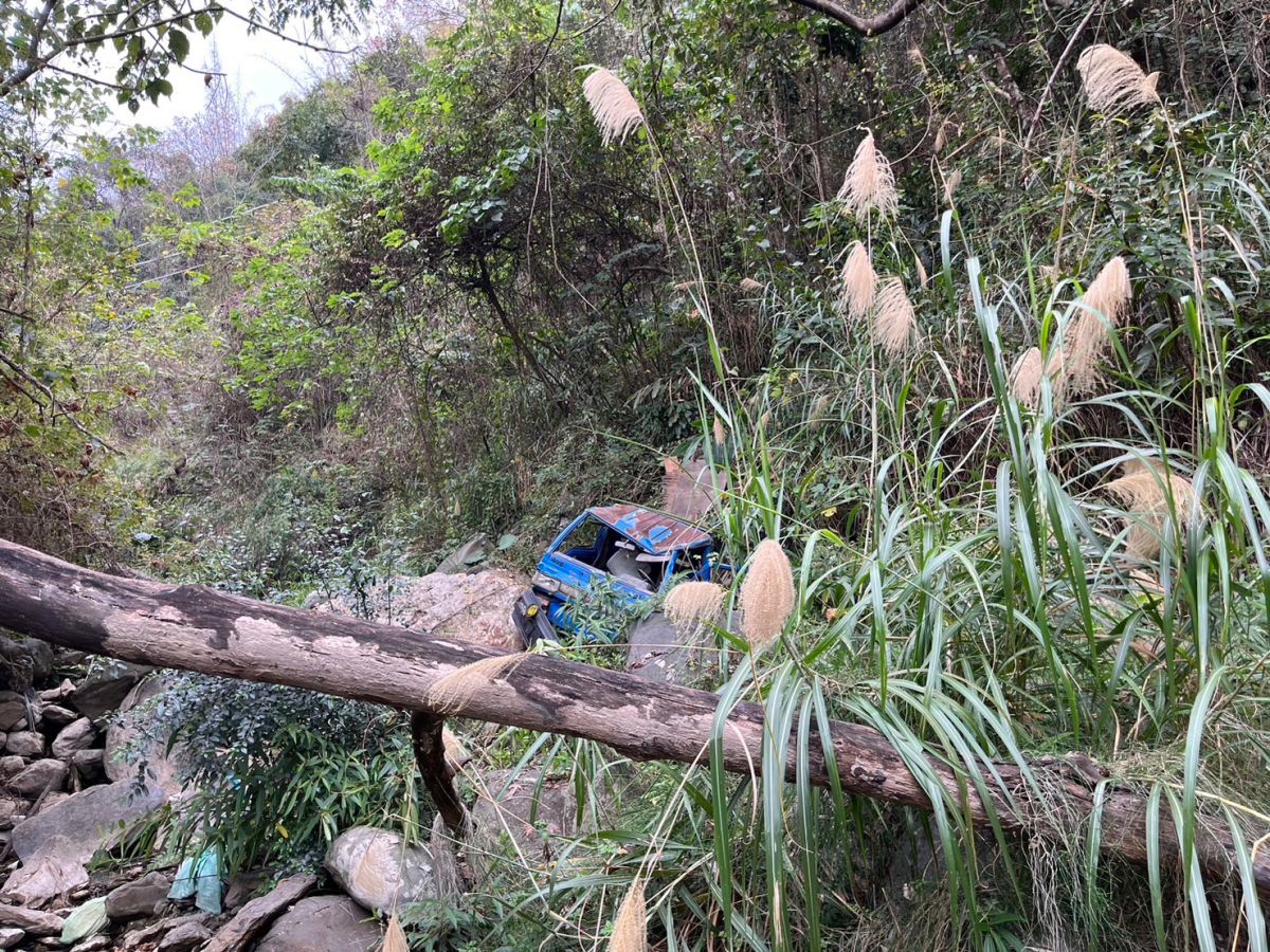 ▲農用車輛翻覆於溪谷之中，幸駕駛只有擦傷，無生命危險。（圖／翻攝畫面）