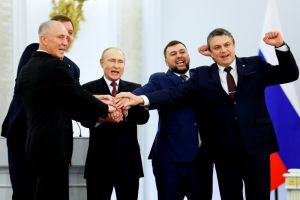 ▲蒲亭與親俄的烏克蘭分離主義地區領導人，「慶祝」公投成功。（圖／美聯社／達志影像）