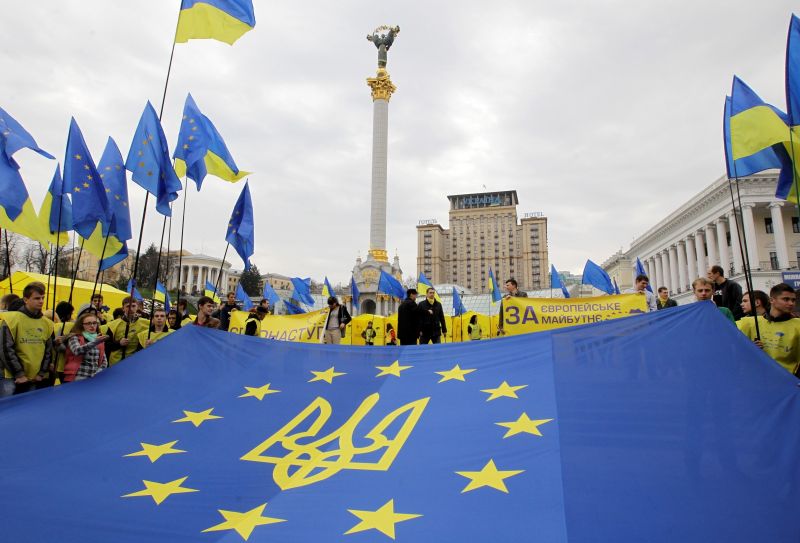 ▲烏克蘭不僅在為自己的主權和獨立而戰，也可說是在為東歐以及其他曾受蘇聯威脅的國家而戰。圖為2013年，基輔街頭支持與歐盟一體化的集會。（圖／美聯社／達志影像）