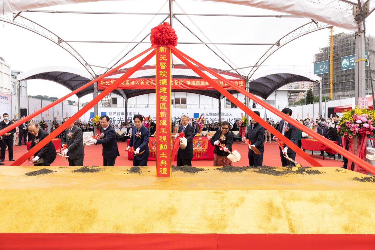 ▲ 今（23）日在新光醫院董事長吳董進主祭下，舉行第二醫療大樓桂蘭樓開工動土儀式，副總統賴清德、副總統帛琉席嫵杜、台北市長蔣萬安、署長石崇良蒞臨典禮會場進行開工祝禱及動土儀式。（圖／新光醫院提供）