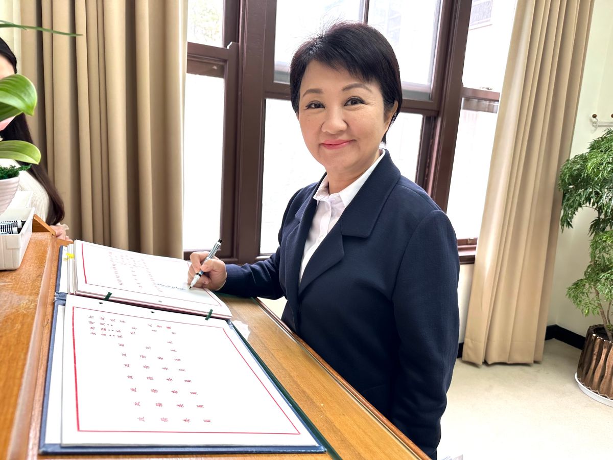 ▲台中市長盧秀燕今天參加行政院會，在六都首長中第一個簽到。（圖／台中市政府提供，2023.02.23）