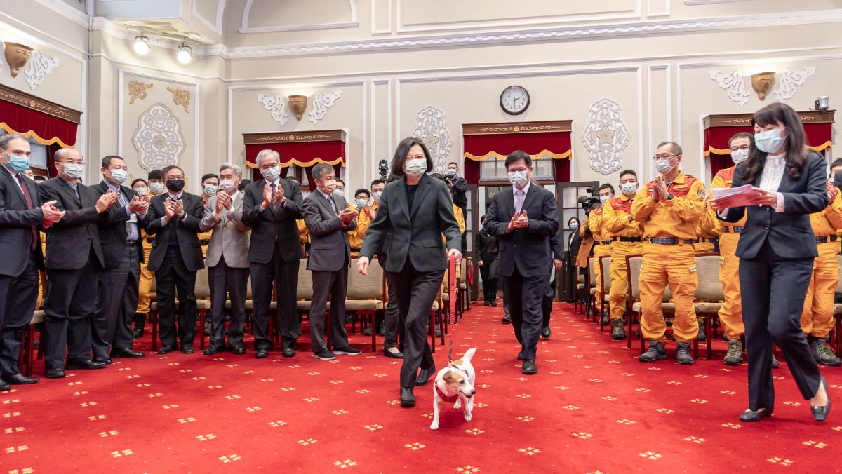 ▲蔡英文接見返國的土耳其震災臺灣國際搜救隊，林佳龍也陪同。（圖／總統府提供）