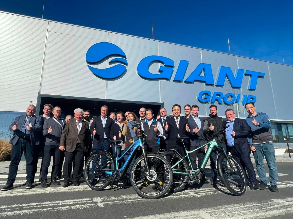 ▲駐匈牙利代表處大使劉世忠邀請匈牙利政要參訪捷安特在當地的生產基地。（圖／駐匈牙利代表處）