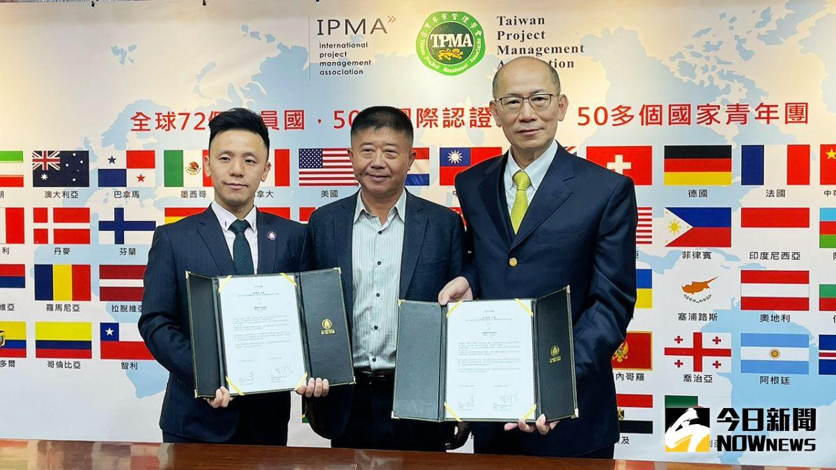 ▲台灣專案管理學會理事長李仟萬﹙右﹚與柬埔寨第二家園計劃項目總監林濠斌簽署合作合約書。（圖／記者陳美嘉攝，2023.02.23）