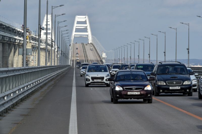 ▲俄羅斯23日宣布，去年10月遭爆炸攻擊而受損的克里米亞大橋，現已恢復全面通車。（圖／美聯社／達志影像）