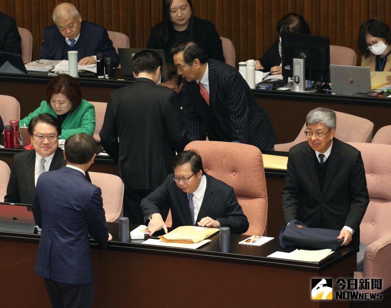 ▲陳建仁今日赴立法院施政報告,鄭文燦、林右昌、鄭運鵬等人在一旁寒暄。(圖/記者陳明中攝,2023.02.24)