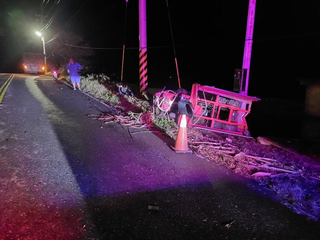 ▲台11線41公里處豐濱鄉新社路段23日晚間8時許發生車輛碰撞意外，駕駛曳引車的曹姓男子沿著台11線南往北方向行駛，疑似未注意車前狀況，追撞前方農用搬運車，造成陳姓農民傷重，送醫仍不治。（鳳林警分局提供）中央社記者張祈傳真 112年2月24日