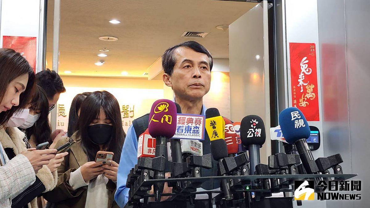 ▲台北市政府交通局長謝銘鴻24日出面說明1200月票北市相關因應措施，並喊話希望中央能夠全額補助長途客運與台鐵的相關運費。（圖／記者丁上程攝，2023.02.24）
