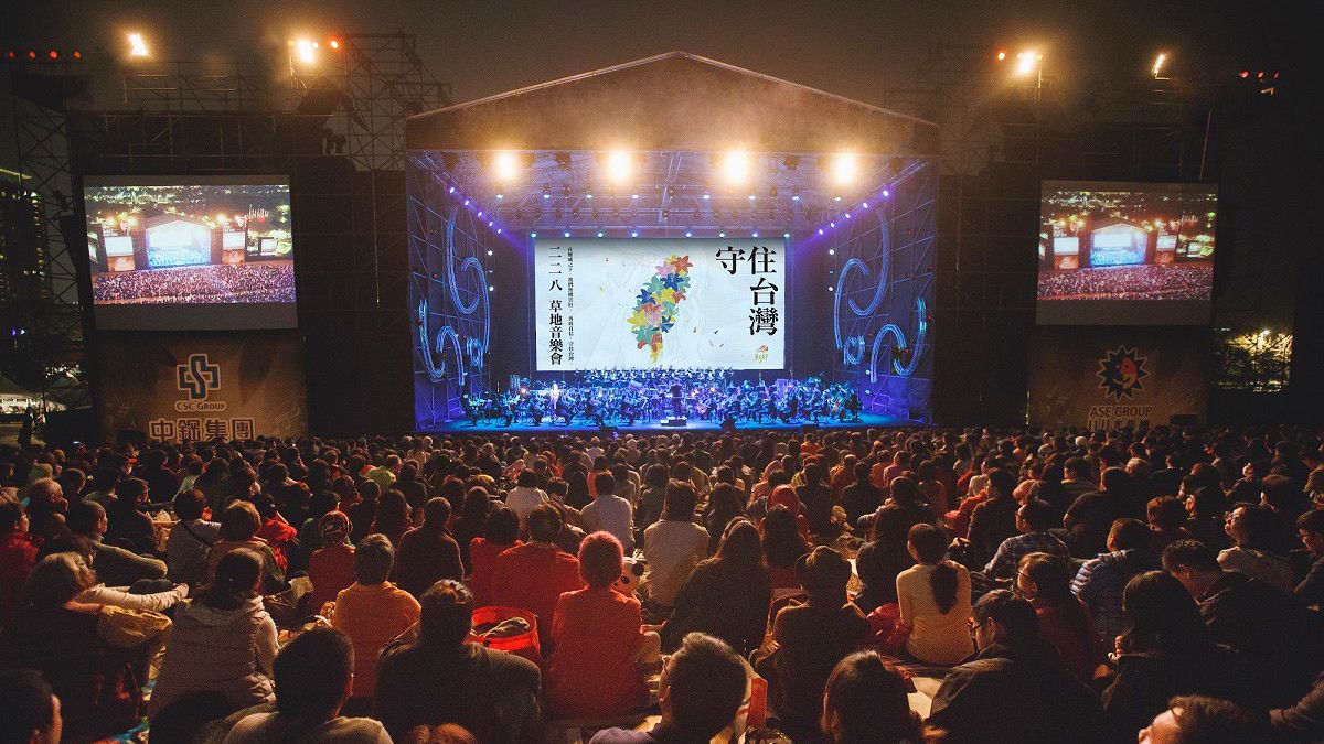 ▲二二八紀念草地音樂會將於高美術館草坡舉辦。今年觀眾可以卸下口罩席地而坐自在飲食。（圖／高市府文化局提供）