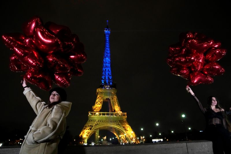 ▲全球紀念俄烏戰爭屆滿一年，巴黎的艾菲爾鐵塔（Eiffel Tower）投上藍色與黃色燈光。（圖／美聯社／達志影像）