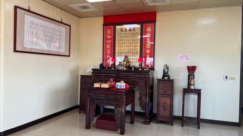 ▲鴻海全球廠區裡都有一個神明廳,供奉著土地公神明,包含新加坡廠區、印度廠區、馬來西亞廠區等地都有,據了解是創辦人郭台銘的堅持。(圖/擷取自鴻海官方臉書)