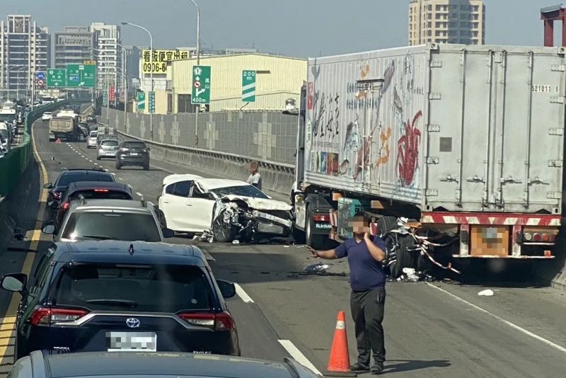 ▲台88線西向2.9K處鳳山路段，今（24）日早上發生一起驚悚車禍，白色自小客車連續遭兩輛聯結車擦撞，車頭幾乎全爛。（圖／翻攝自記者爆料網）