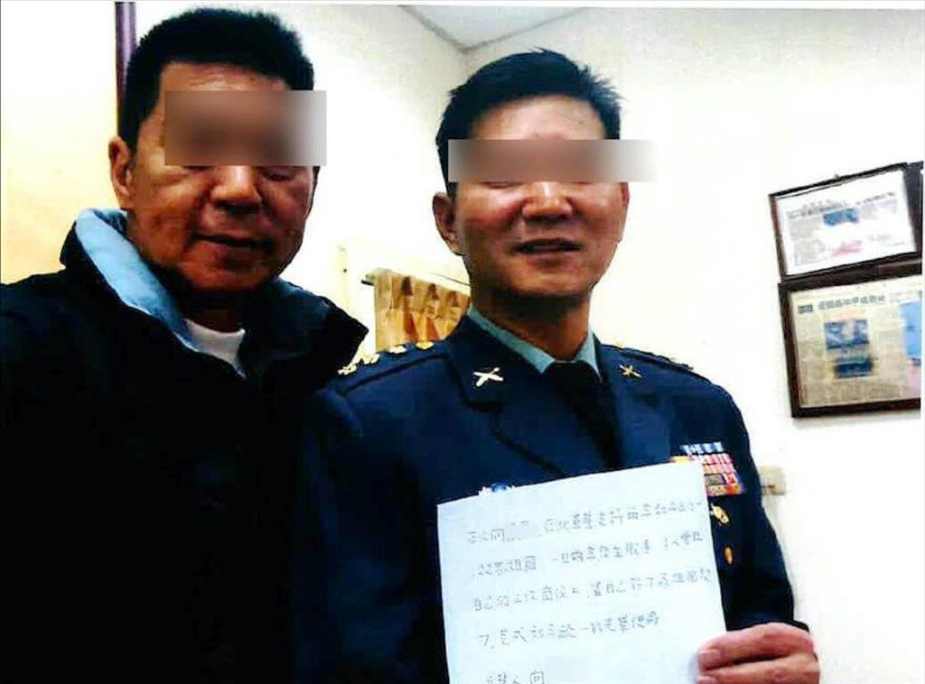 ▲陸軍步訓部上校主任向德恩（右）涉遭退休軍官邵維強（左）吸收，自民國108年以每月4萬元收賄達56萬元，甚至簽署向中共投降承諾書並穿軍服合影。（圖／讀者提供）