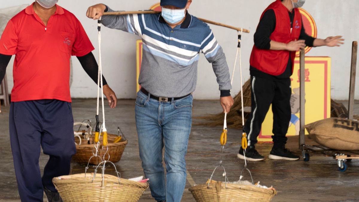 ▲228連假出遊到七股鹽山，成功挑戰擔鹽60公斤，可一年免費入園。（圖／業者提供）