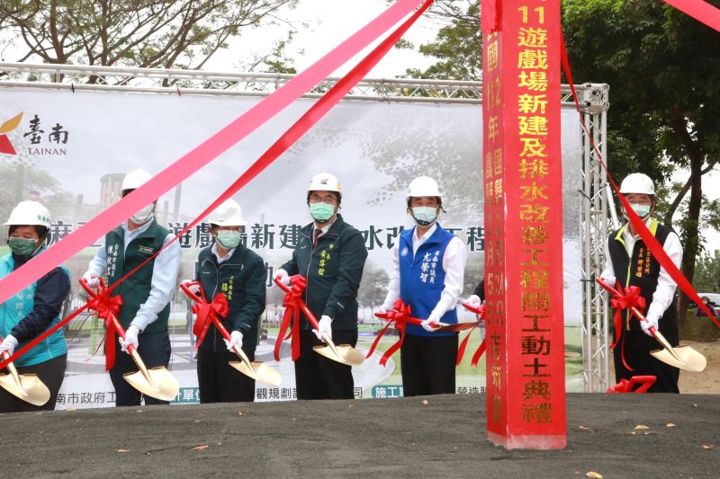 ▲台南市長黃偉哲與議員陳秋宏、尤榮智及在地里長等人參與動土典禮儀式(圖/台南市政府提供)