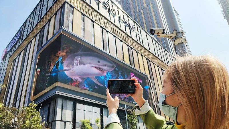 ▲戶外大型LED螢幕推出全新裸視3D影片「海底世界」，巨大的鯊魚慢慢逼近的視覺感受，十分震撼。（圖／義享時尚廣場提供）