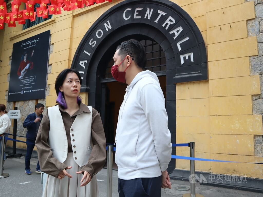 ▲越南非營利組織HFTGs提供9種語言的免費城市導覽，向國際旅客介紹河內市的歷史文化。圖為HFTGs的中文導遊潘秋玄（左）正在為台灣旅客講解火爐監獄的歷史。中央社記者陳家倫河內攝 112年2月24日