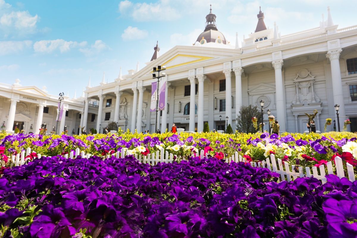 ▲佐登妮絲城堡室外花園與室內空間都遍佈綻放的花卉美景，如置身浪漫童話故事。（圖／佐登妮絲城堡提供）