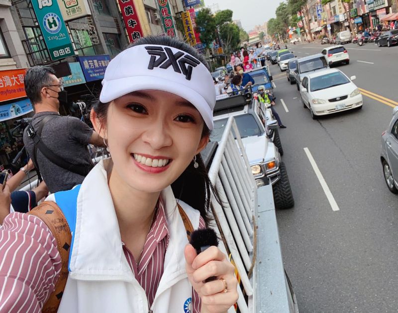 ▲被稱為最美發言人的李明璇，九合一大選時也是高雄市長候選人柯志恩的發言人。（圖／取自李明璇臉書）