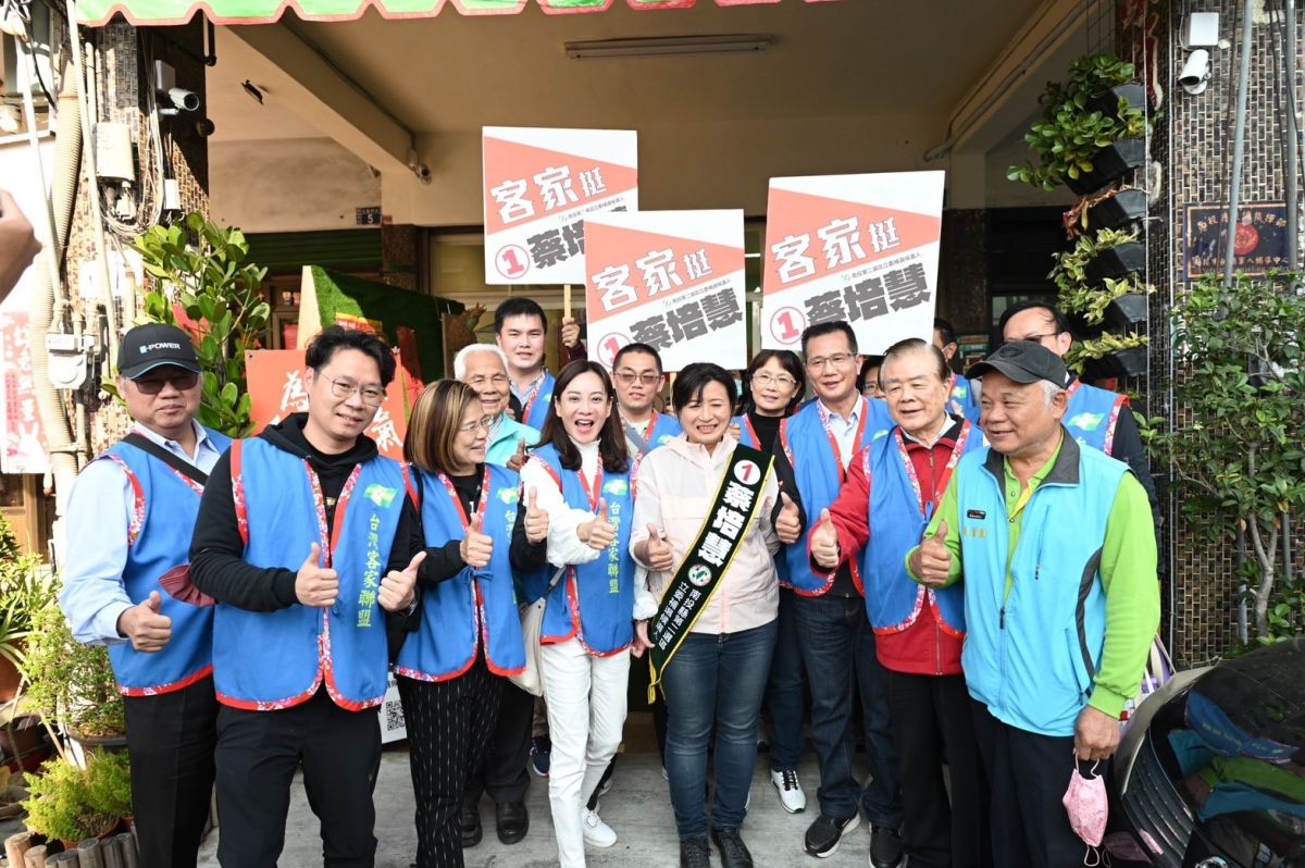 ▲蔣絜安帶領30多位客家黨公職及鄉親赴南投，當起蔡培慧的分身掃街助選，呼籲鄉親「給南投一個機會」。（圖／民進黨提供）