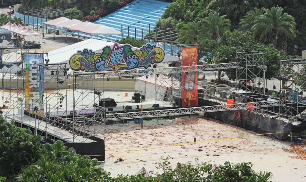 ▲八仙塵爆案3名傷者提告求償，高院24日認定八仙公司有過失責任，須與主辦派對公司及負責人呂忠吉合計共賠新台幣2395萬餘元。圖為塵爆發生隔天，從高處鳥瞰事故現場。（中央社檔案照片）