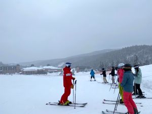 ▲Club Med提供免費分齡分級專業滑雪課程，從穿戴裝備到初上雪道都是手把手教學，非常適合享受滑雪樂趣。（圖／記者蕭涵云攝）