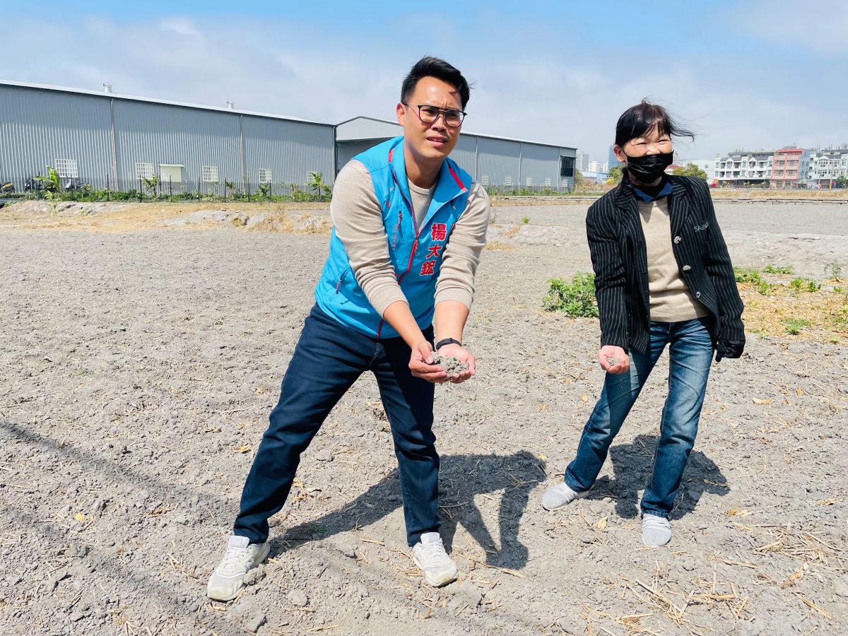 ▲插秧苗卻苦無水，議員楊大鋐經查係當地水源因周邊建案抽取地下水致水變小(圖／楊大鋐提供2023.2.25)