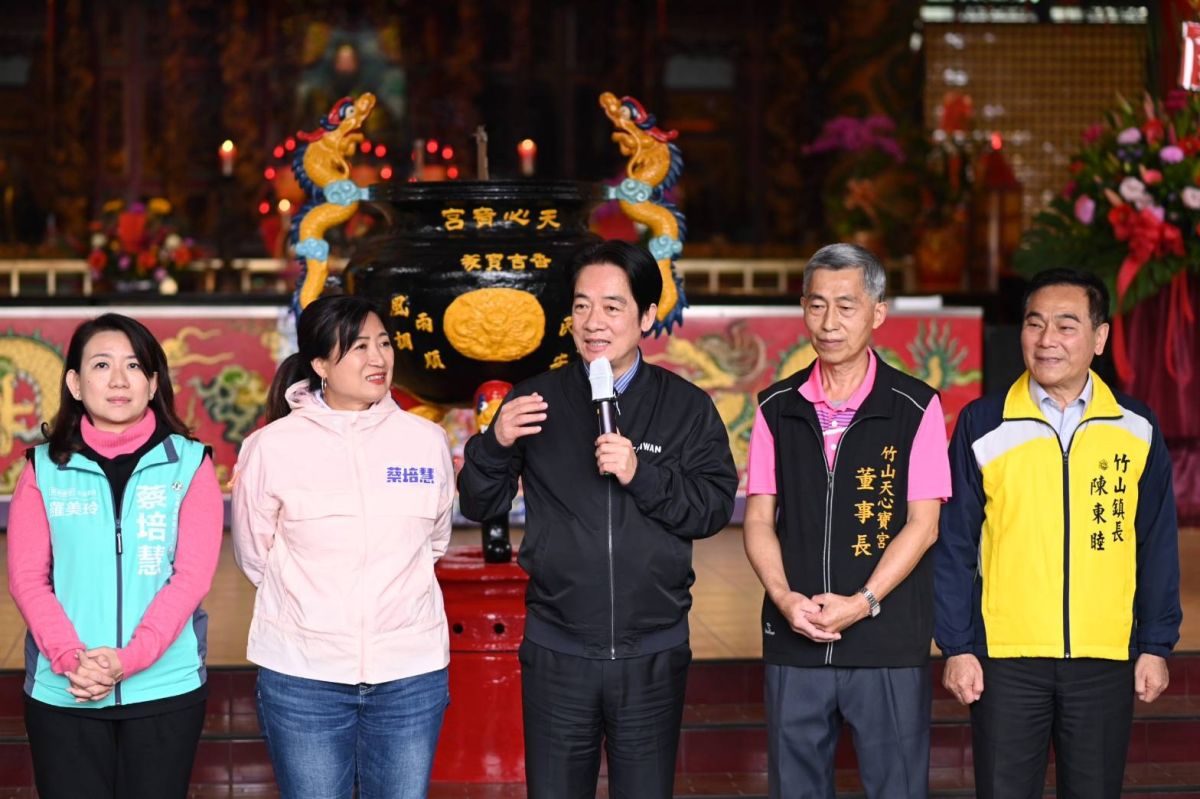 ▲賴清德稱讚竹山鎮長陳東睦（右一）「寫情書給大家」，不只有心，更是有情有義。（圖／蔡培慧競總提供，2023.02.25）