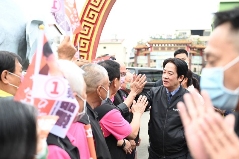 ▲賴清德一下午連跑竹山3間廟宇，不時遇到民眾大喊「總統好」。（圖／蔡培慧競總提供，2023.02.25）