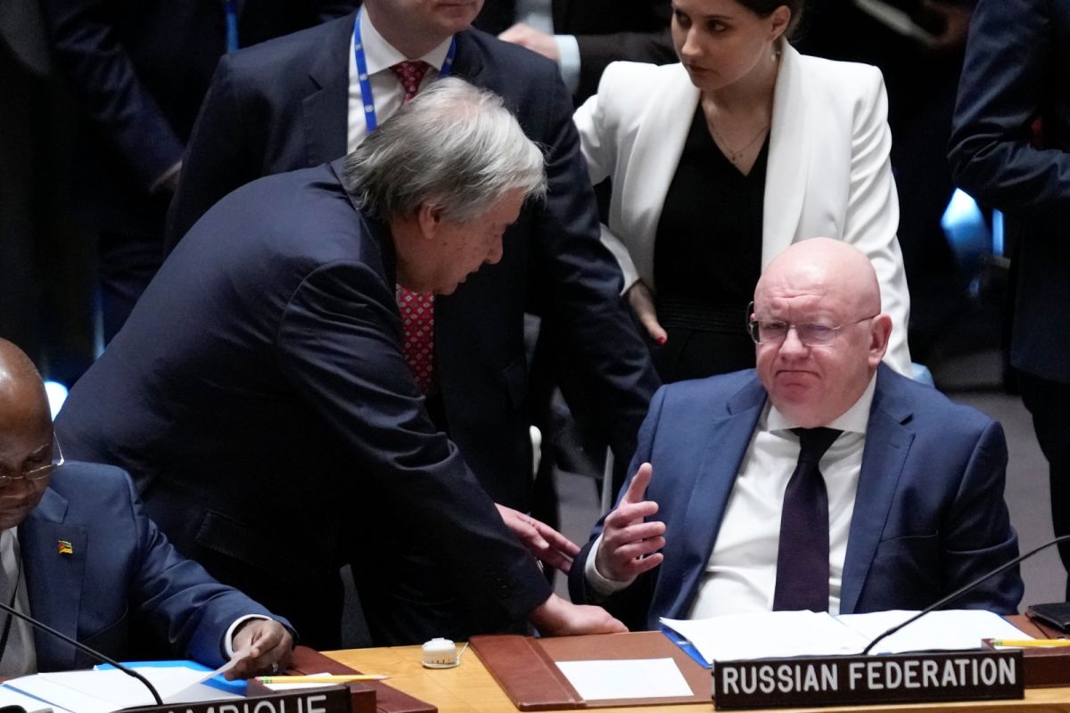 ▲聯合國安全理事會（UNSC）24日紀念俄烏戰爭週年，向戰爭罹難者默哀一分鐘時，竟遭俄羅斯駐聯合國大使以敲麥克風方式打斷。（圖／美聯社／達志影像）