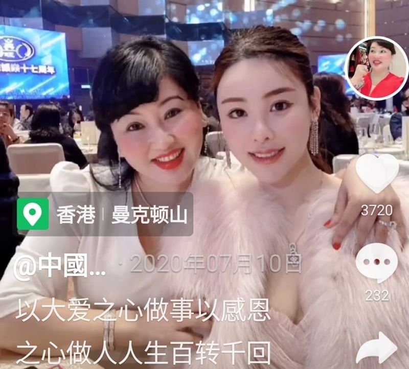 ▲蔡天鳳母親（左）和女兒關係親密，稱讚女兒心地善良。（圖／翻攝自五姐抖音）