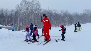 滑雪度假村兒童俱樂部超夯！爸媽享清福　親子商機大爆發
