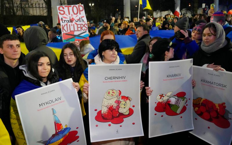 ▲因歐洲聯盟（European Union）總部所在地而有「歐洲首都」之稱的布魯塞爾，在俄羅斯全面入侵烏克蘭一週年之際，有多項支持烏克蘭的活動，包括23日晚間歐盟主要機構大樓牆面紛紛點亮巨型烏克蘭國旗燈飾、以漫畫壁畫聞名的布魯塞爾市區在24日新添一面由烏克蘭藝術家共同創作的大壁畫等。（圖／美聯社／達志影像）