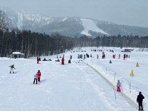 ▲Club Med Tomamu擁有免費分齡分級的專業滑雪課程，並附有專為初學者設計的「魔毯」滑雪道輸送帶。（圖／記者蕭涵云攝）