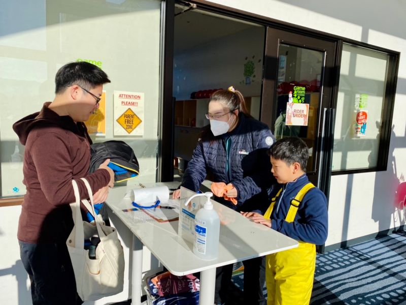 ▲把兒童交給專業人員陪玩照顧或學習滑雪,父母也能專注滑雪或享受兩人世界。(圖/記者蕭涵云攝)