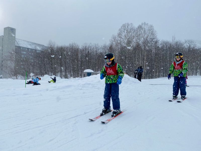 ▲和同儕或兄弟姊妹一起學習滑雪,進步更快,(圖/記者蕭涵云攝)