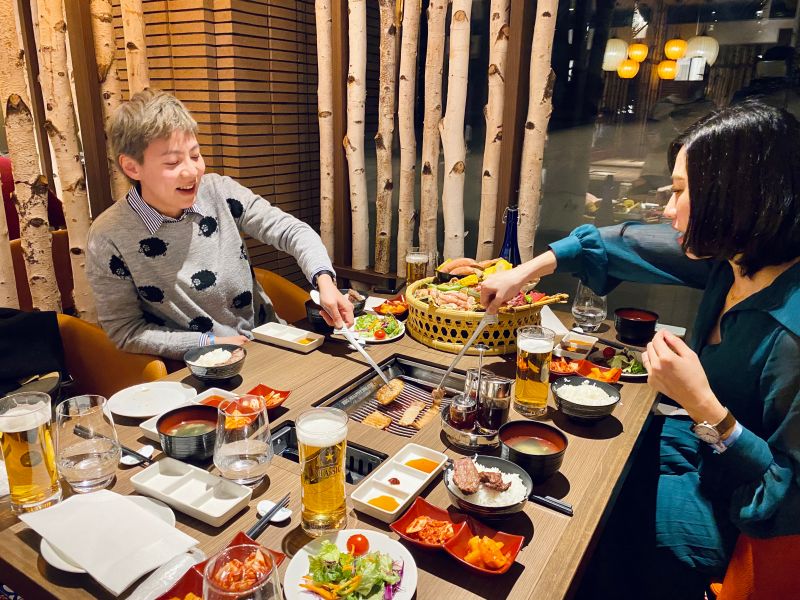 ▲在Haku特色主題餐廳享受新鮮爐烤日式燒肉。(圖/記者蕭涵云攝)