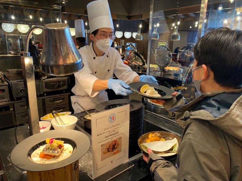 ▲Itara主餐廳每日供應異國美食,其中不乏現點現做的精緻料理。(圖/記者蕭涵云攝)