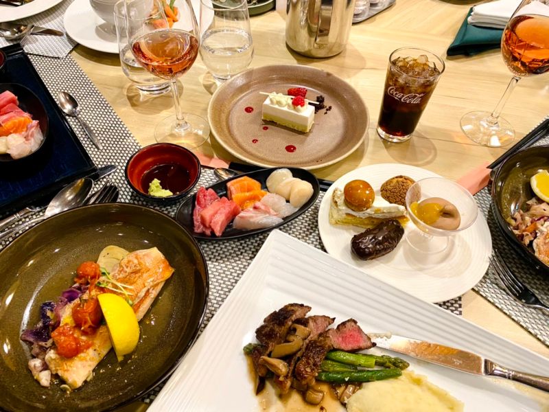 ▲主餐廳三餐菜色相當豐富,日式、義式、美式還有亞洲風味兼具。(圖/記者蕭涵云攝)