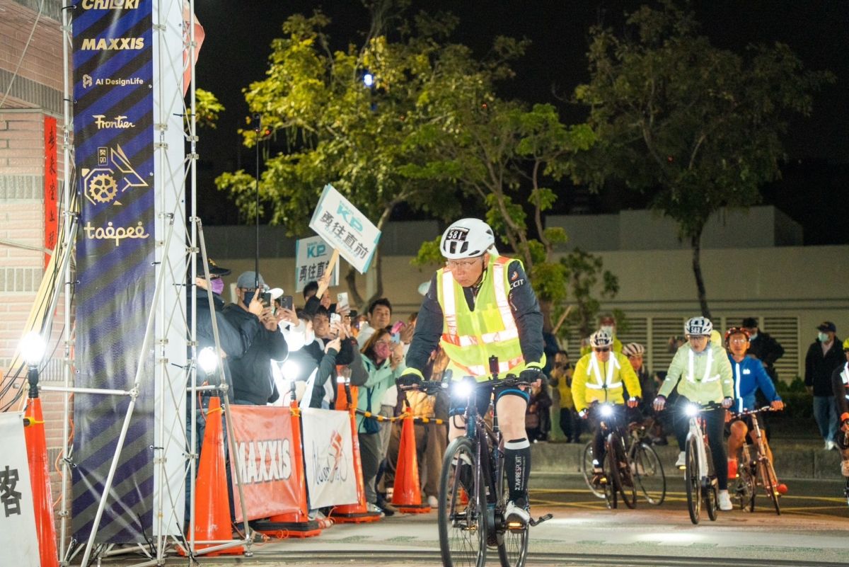 ▲民眾黨主席柯文哲一日北高挑戰，凌晨3點18分抵高雄。（圖／民眾黨提供）