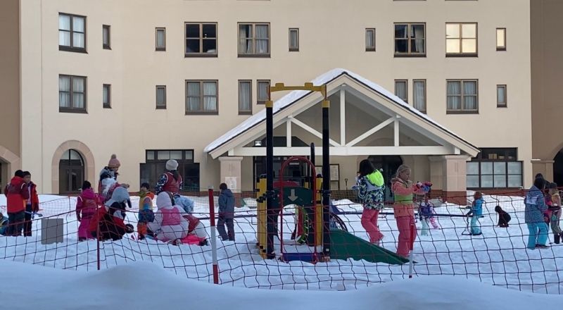 ▲不想上課的小小孩,也有眾多工作人員陪玩雪照顧。(圖/記者蕭涵云攝)