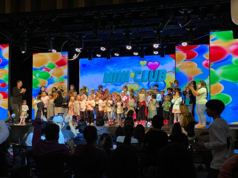 ▲孩童們參與Kids Club後晚上登台表演,讓台下眾多父母興奮加油。(圖/記者蕭涵云攝)