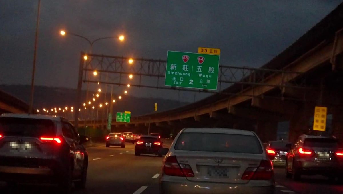 ▲有位男子趁著25號晚上趁著車流較少時上國道，沒想到卻接連遇到2次「玩命駕駛」，畫面曝光也點燃眾多用路人的怒火。（圖／《爆怨公社》）