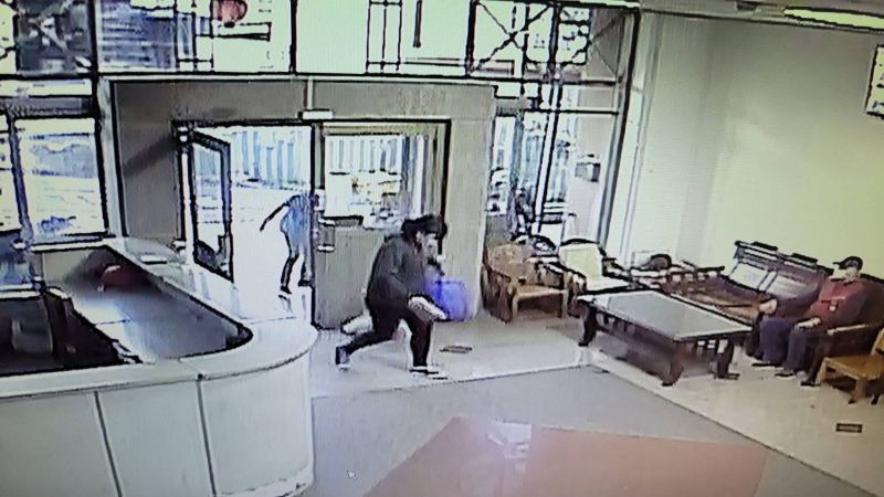 ▲畫面中婦人和男子打完招呼，便朝大樓信箱走去、發放選舉公報。（圖／沈夙崢提供，2023.02.26）
