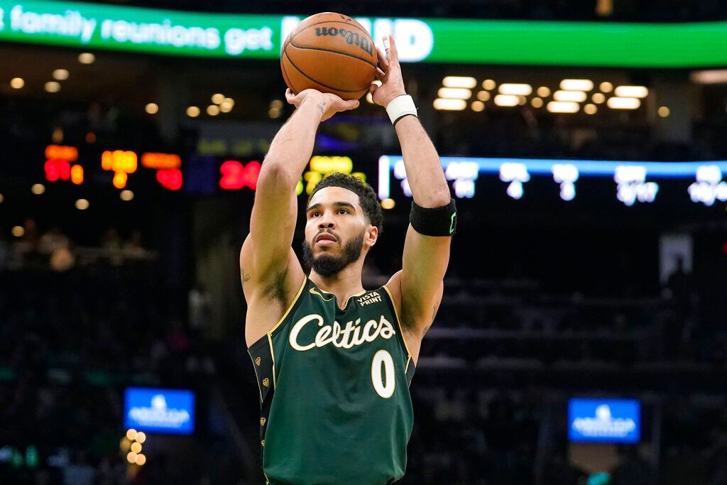▲塞爾提克主將Jayson Tatum投進準絕殺三分球，終場以110:107帶走勝利。（圖／美聯社／達志影像）