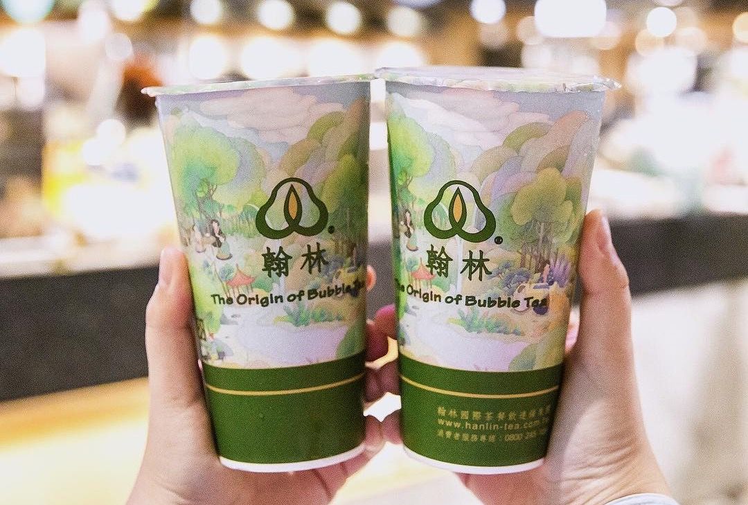 ▲七夕情人節限定飲料優惠，翰林茶館祭出特大杯熊貓珍珠奶茶買1送1，限時1天開搶；奎克咖啡開新店，限店推出咖啡寄杯買5送7。（圖／翻攝自翰林茶館FB）